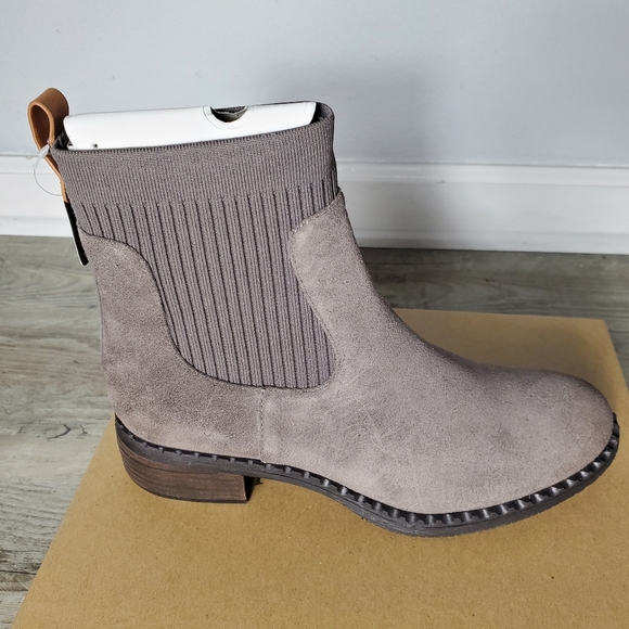 Kenneth Cole Women's Best Chelsea Bootie - Picture 3 of 9